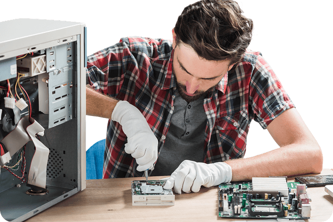 Técnico da Carinero a reparar um equipamento